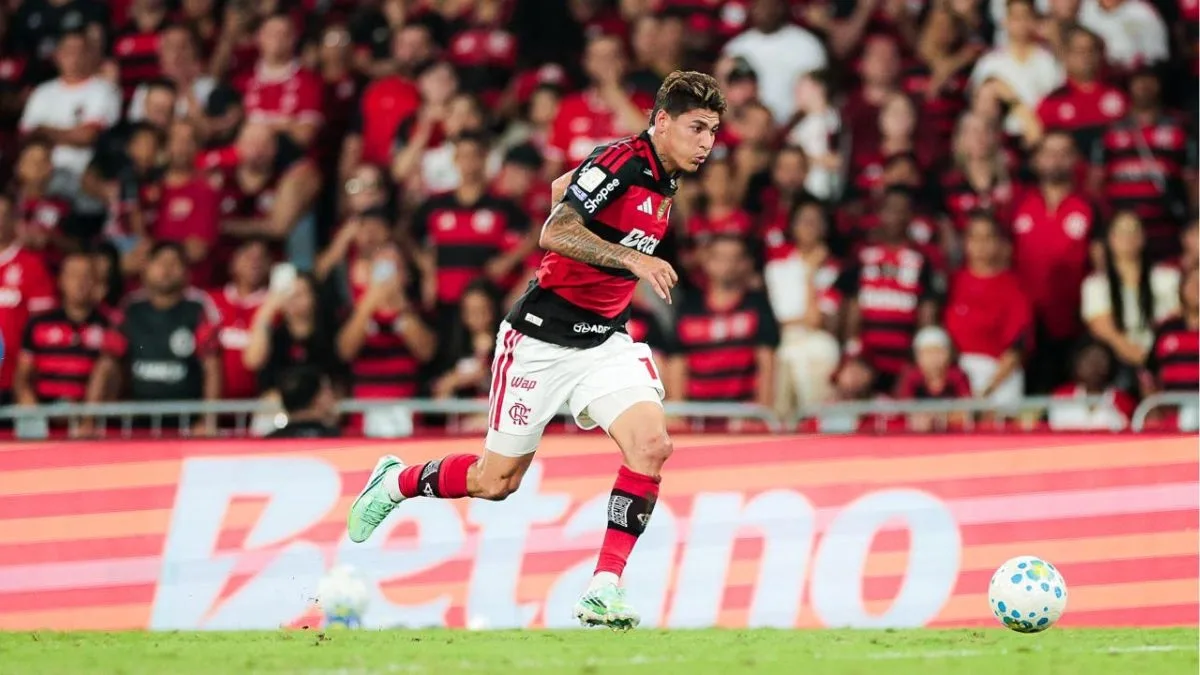 Carrascal evita gol do Bragantino e participa da abertura do placar do Flamengo