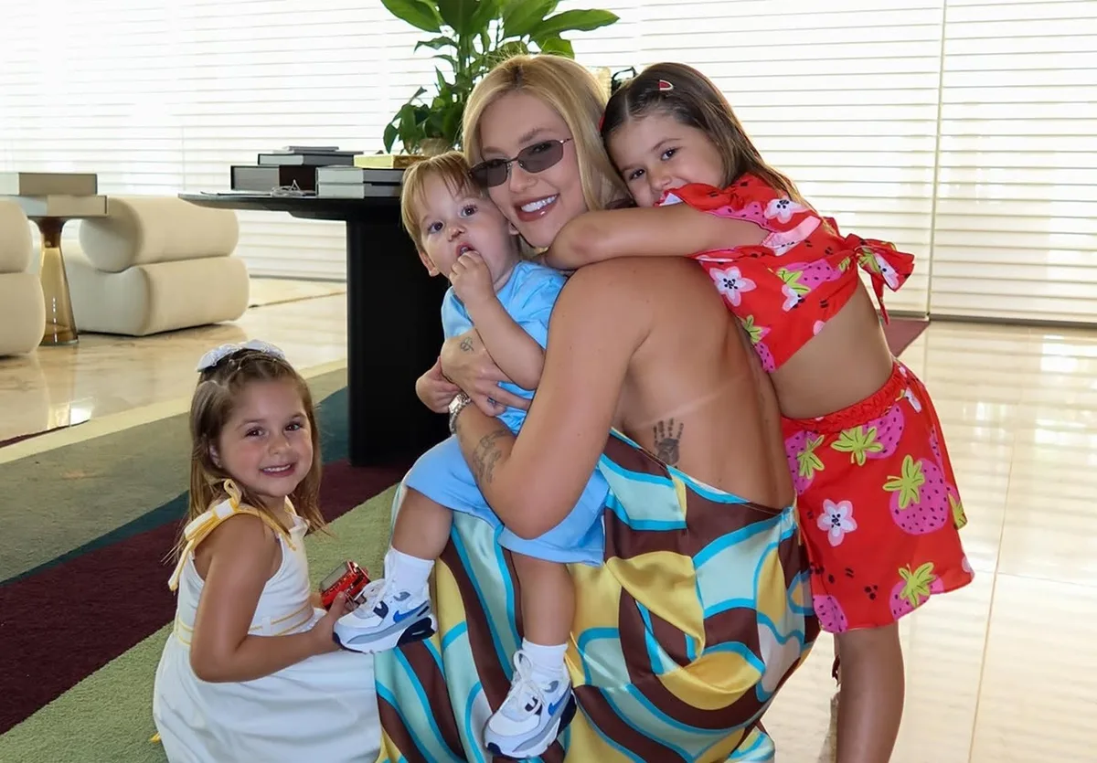 Virginia Fonseca compartilha fotos ao lado dos três filhos