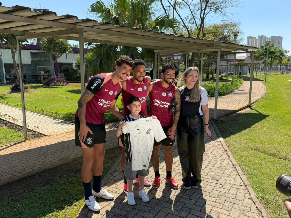 Corinthians recebe menino envolvido em episódio com camisa de Neymar no CT