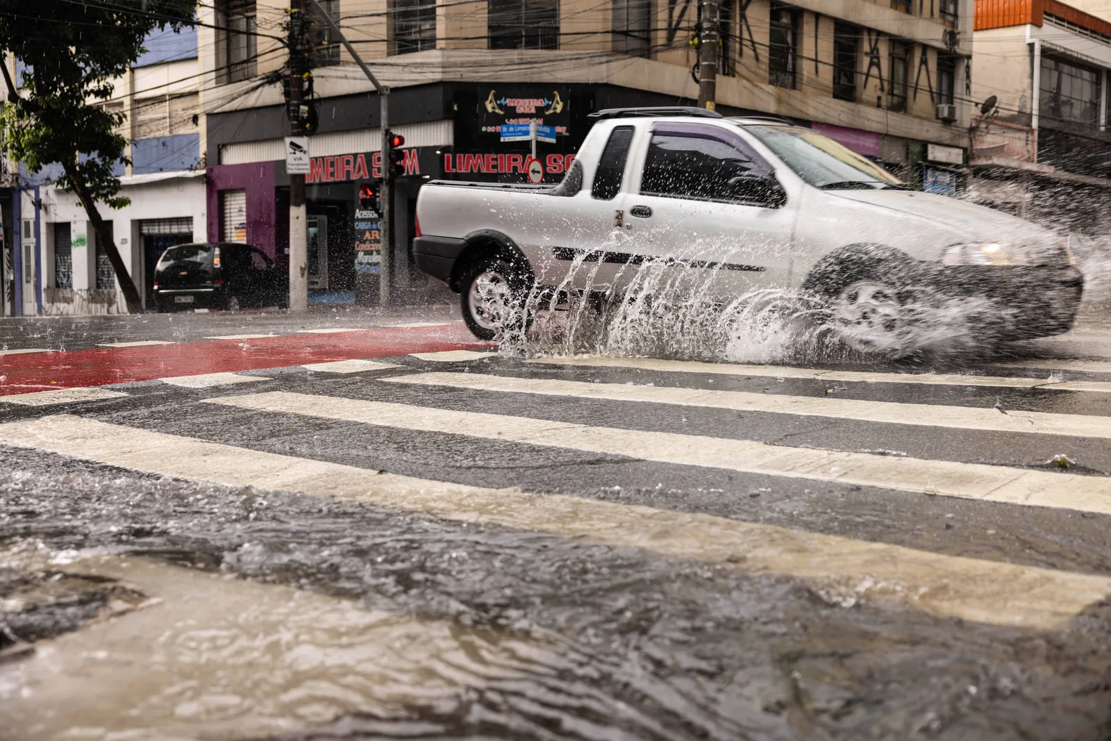 Frente fria deve trazer chuva forte e ventos acima de 40 km/h a São Paulo