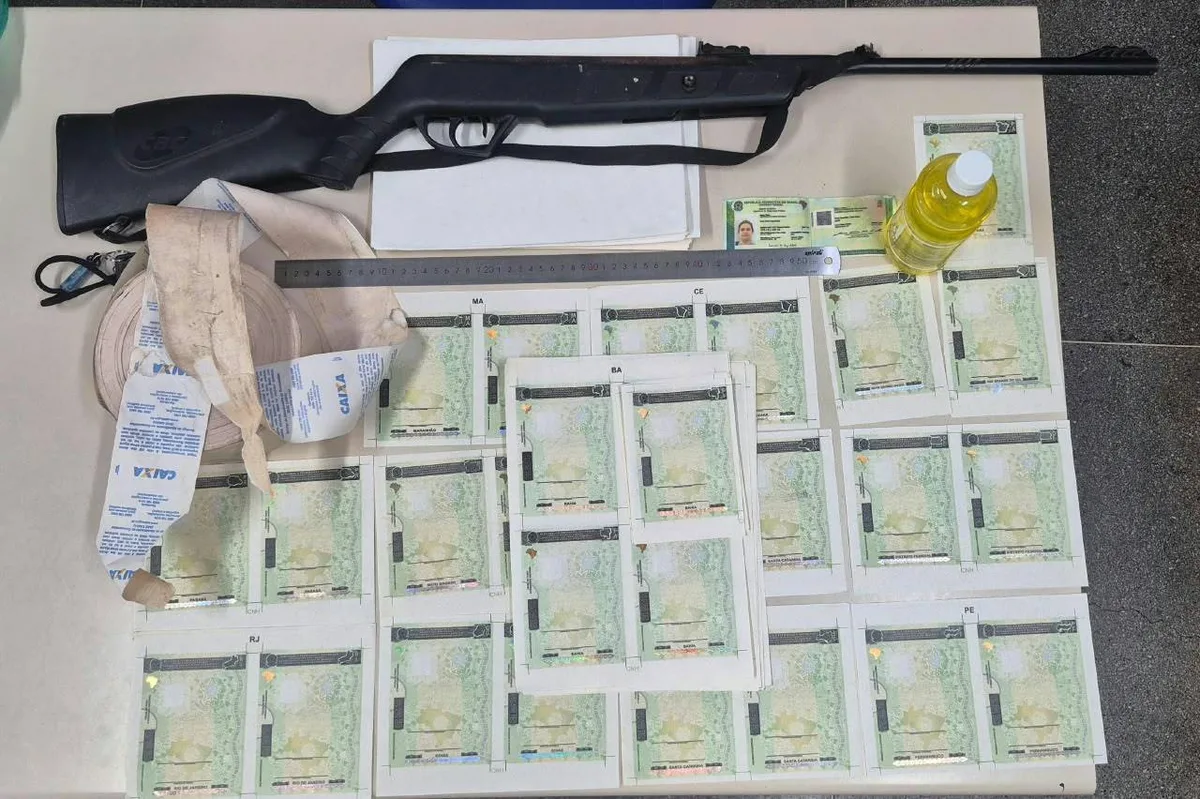 Homem é detido em Guanambi com 53 CNHs falsas e equipamentos