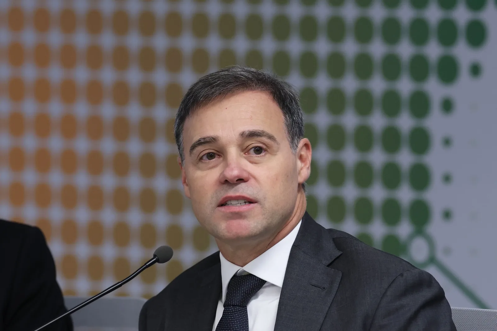 Relatório da PF leva Moraes a questionar atuação de Mendonça no caso Master