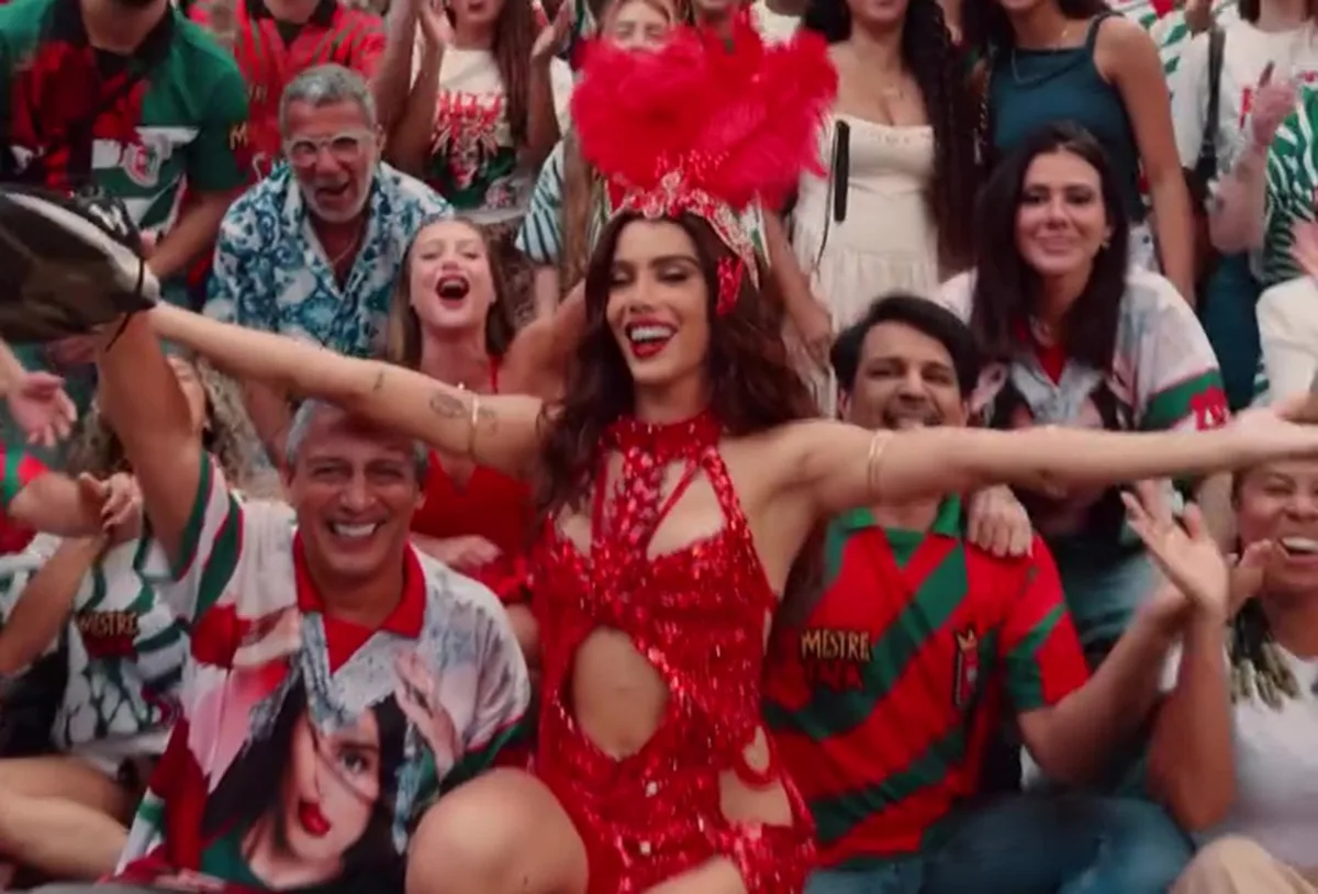 Anitta é coroada rainha de bateria da Grande Rio