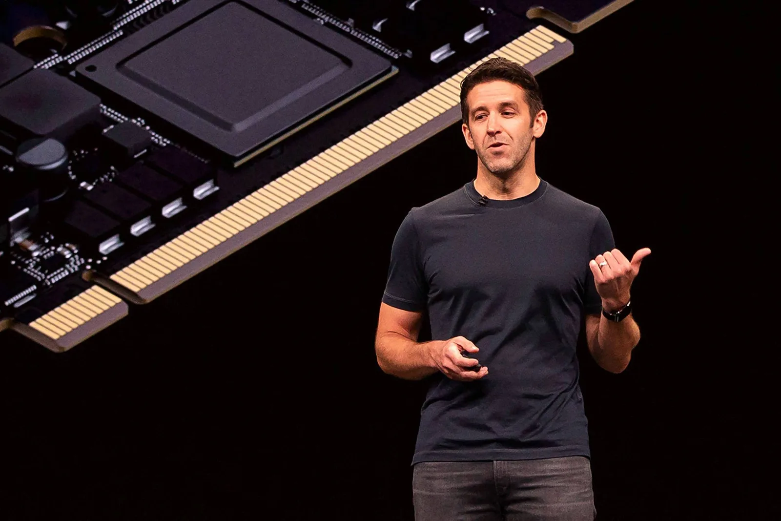 John Ternus chega ao comando da Apple com discrição e pressão por novos produtos