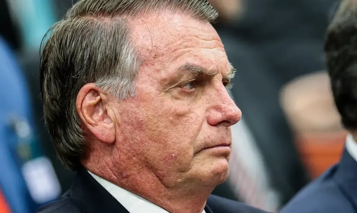 TSE veta imagem de Bolsonaro em materiais impressos de candidato