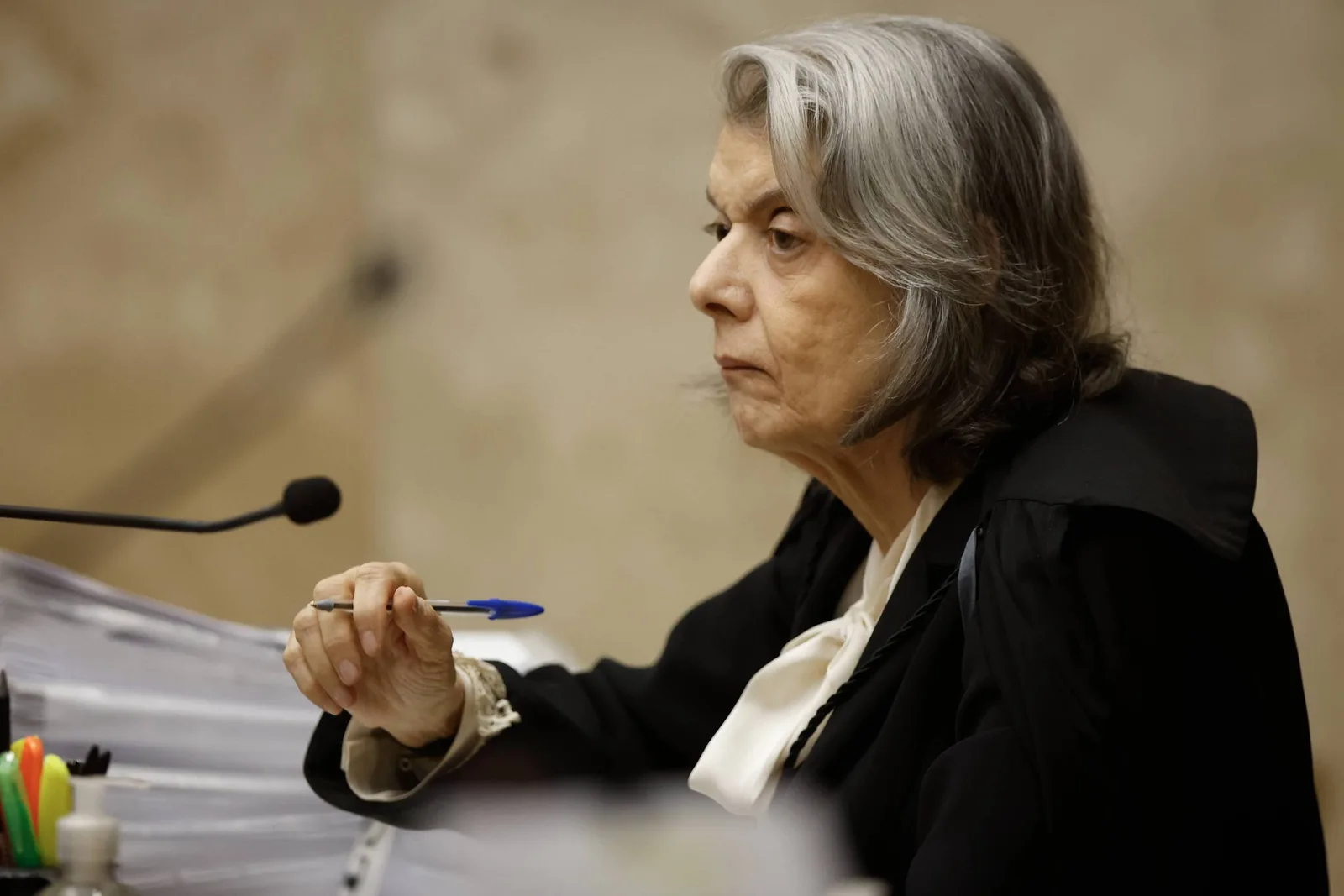 Cármen Lúcia mantém voto em aberto em disputa entre Moraes e Mendonça no STF
