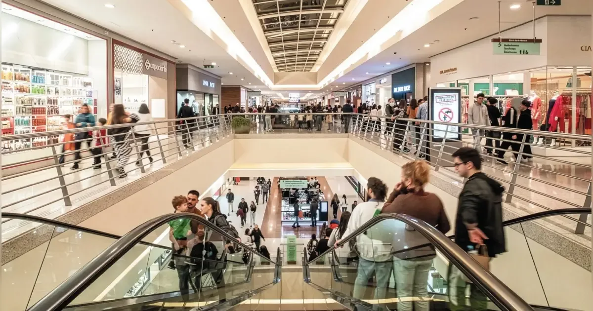 Serviços avançam em agosto, mas varejo acumula queda de 10,1% em um ano