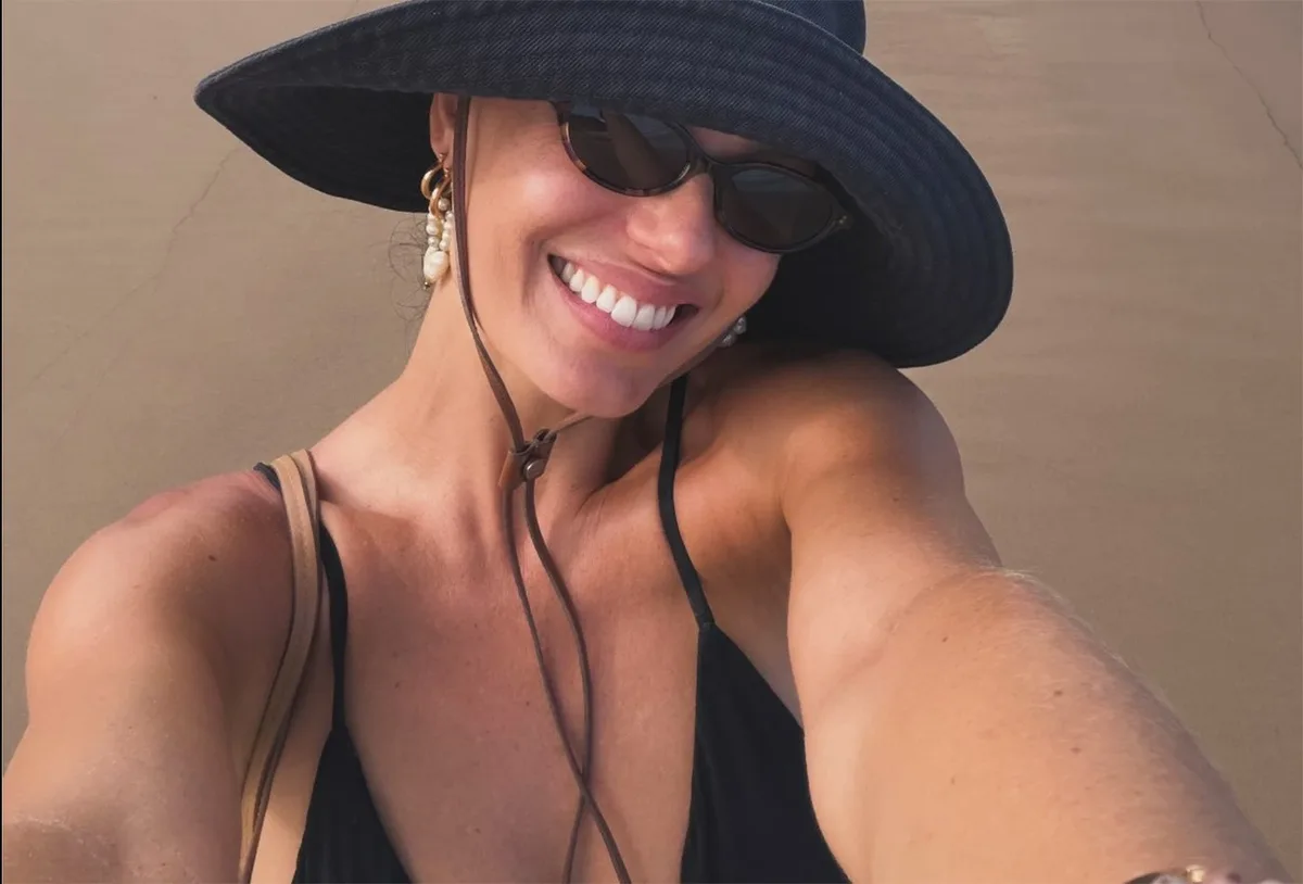 Isis Valverde declara amor à Bahia e critica lixo deixado na praia