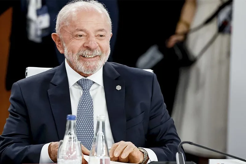 Lula diz que faz ajuste fiscal na prática e defende aumento do salário mínimo