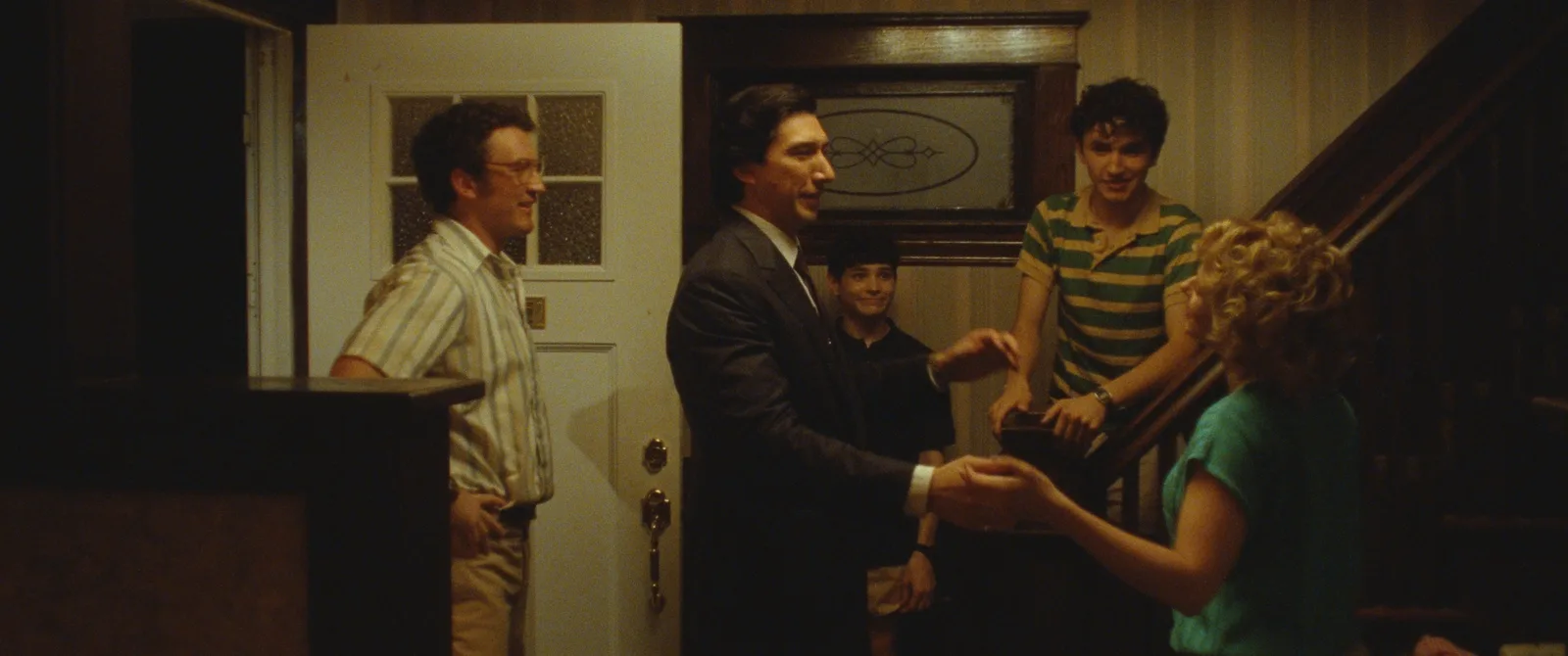 ‘Tigre de Papel’ ganha trailer com Miles Teller e Adam Driver