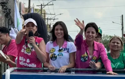 Michelle Bolsonaro pede votos para candidatos do PL durante carreata em Goiás