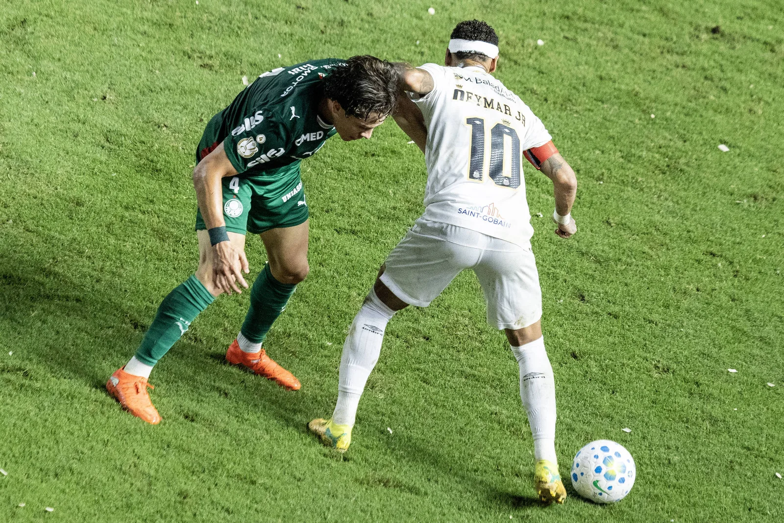 Neymar desfalca Santos por oito semanas após lesão muscular