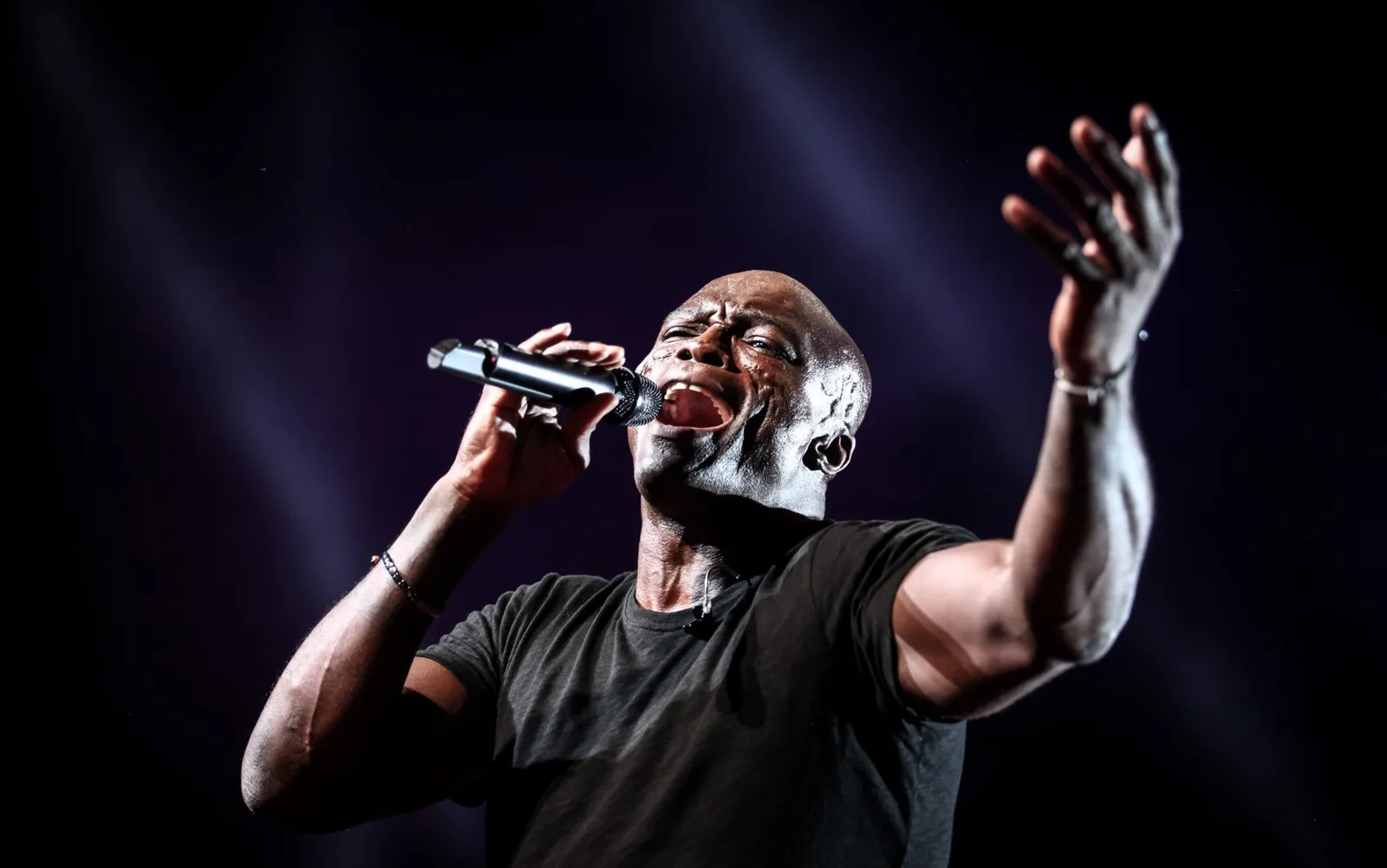 Filho de Seal aparece com camisa do Bahia ao ganhar Ferrari