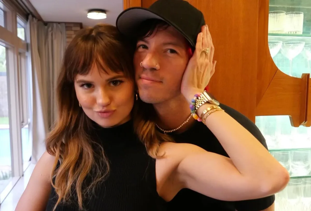 Casamento de Josh Dun e Debby Ryan teve alianças levadas por cachorro