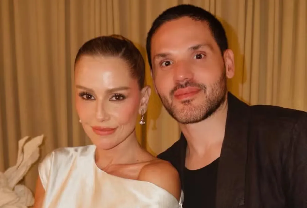 Deborah Secco mostra carta do baralho cigano após falar sobre casamento
