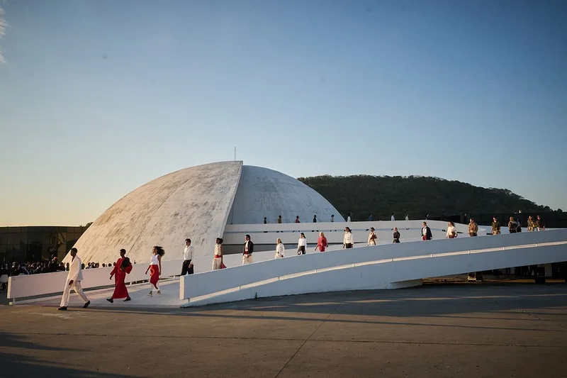 Carnan estreia nas passarelas com coleção inspirada em Oscar Niemeyer