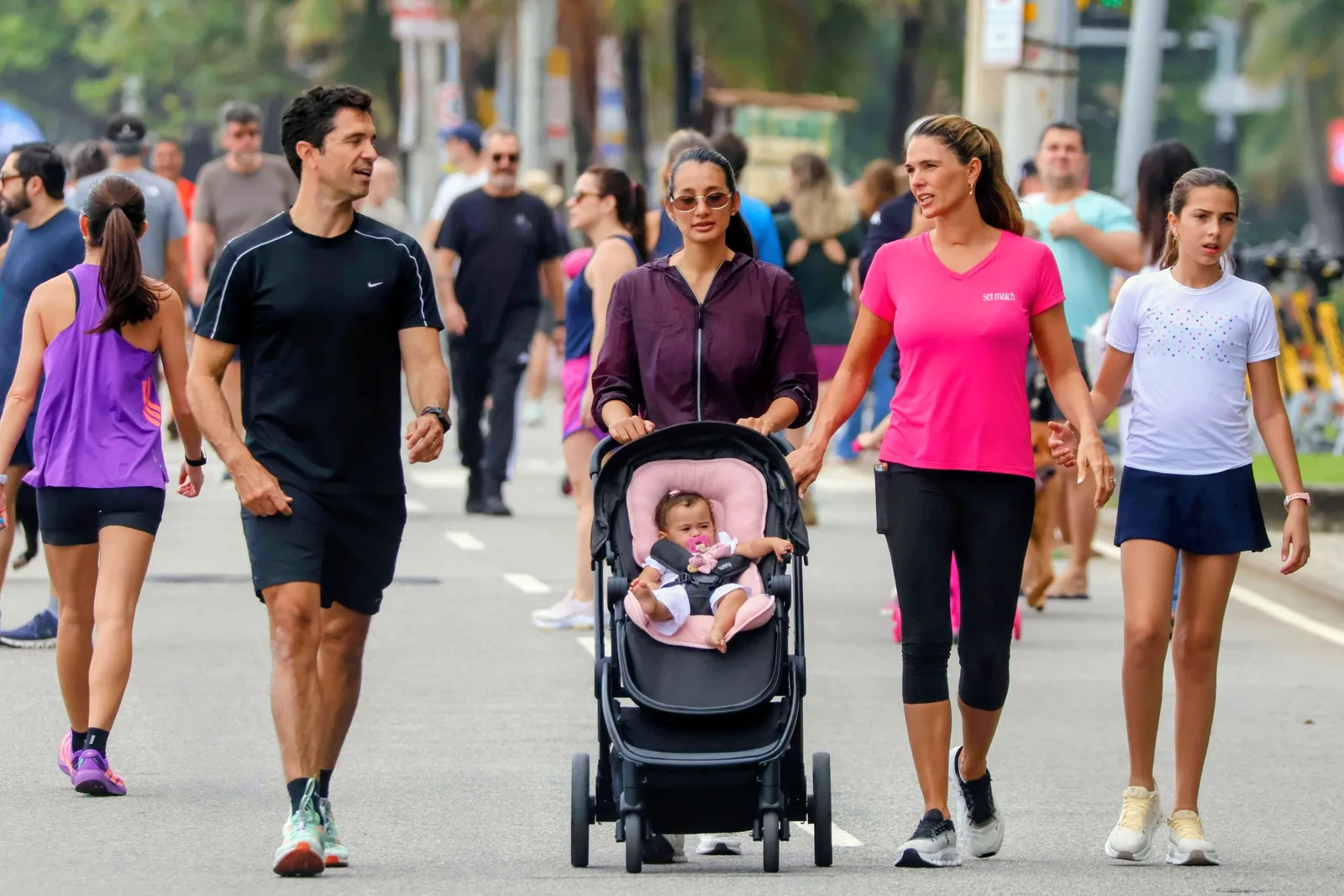 Daniella Sarahyba é fotografada em passeio com a família no Rio