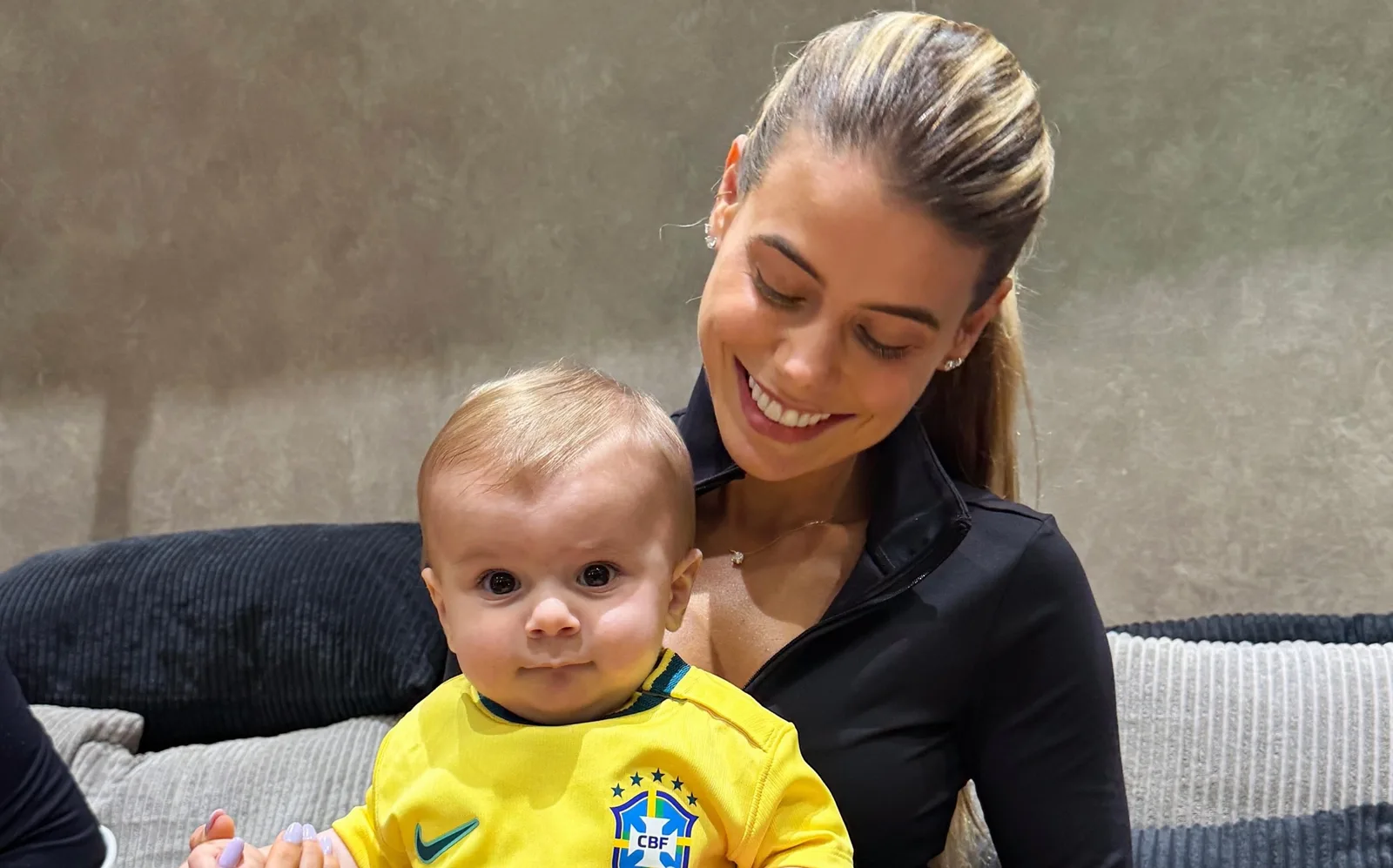 Companheiras de jogadores apoiam Brasil no primeiro amistoso após a Copa