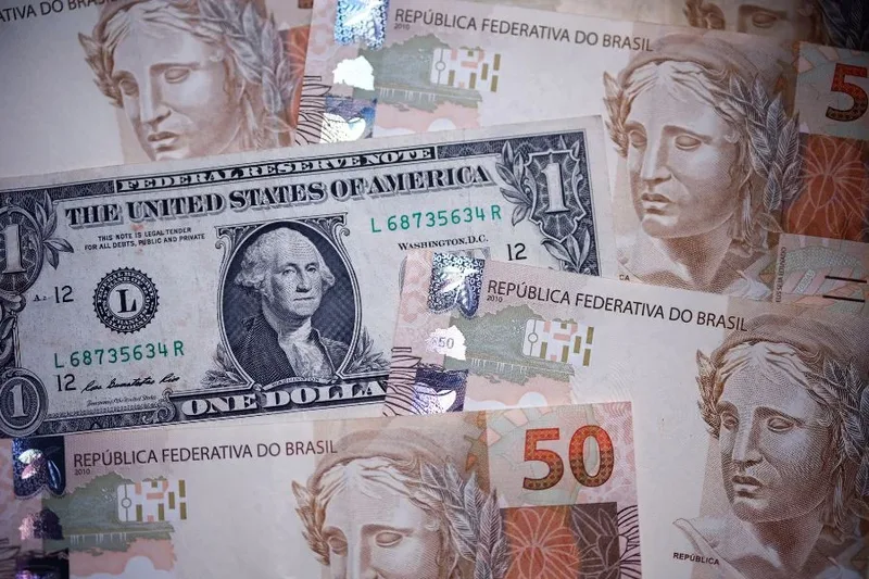 Dólar recua com cenário eleitoral indefinido e atenção ao Fed