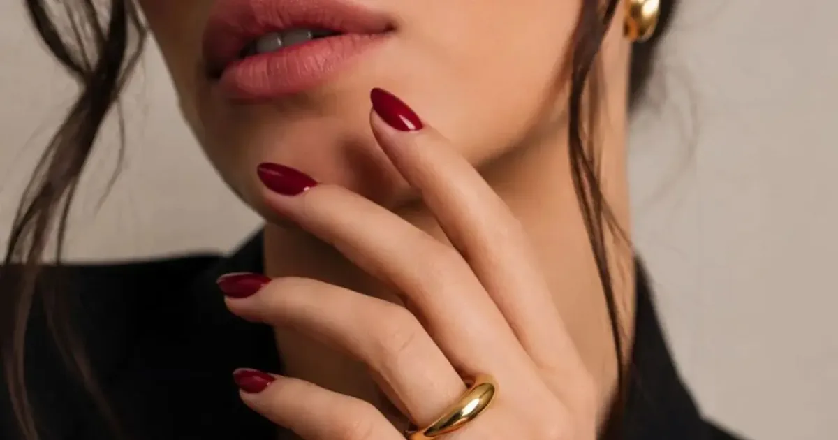 Cinco esmaltes que combinam sofisticação e leveza para mulheres 45+