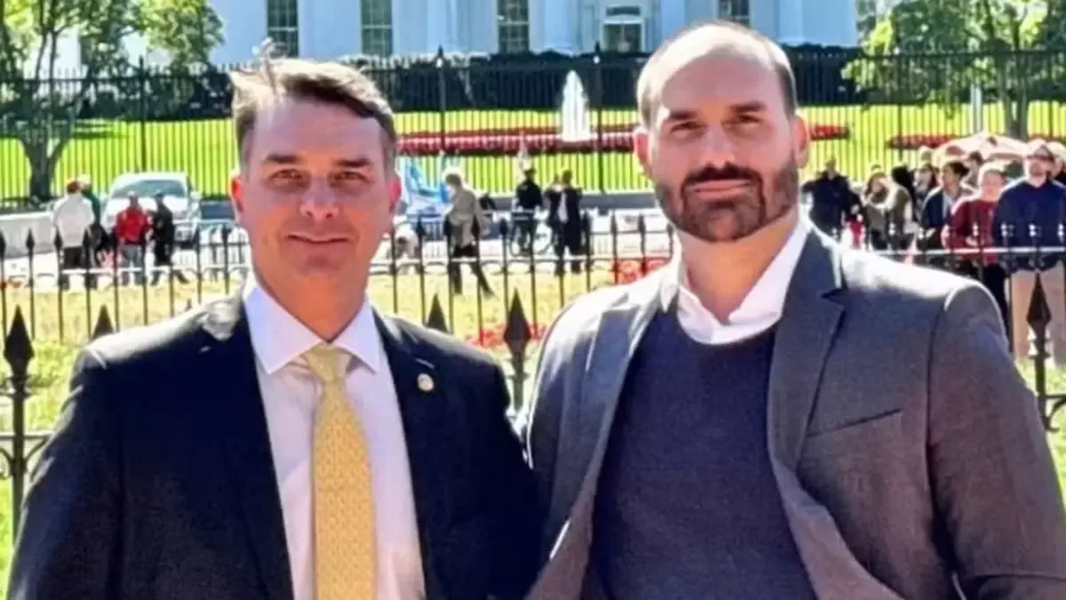 PF aponta atuação de Flávio e Eduardo Bolsonaro em recursos para filme sobre o pai