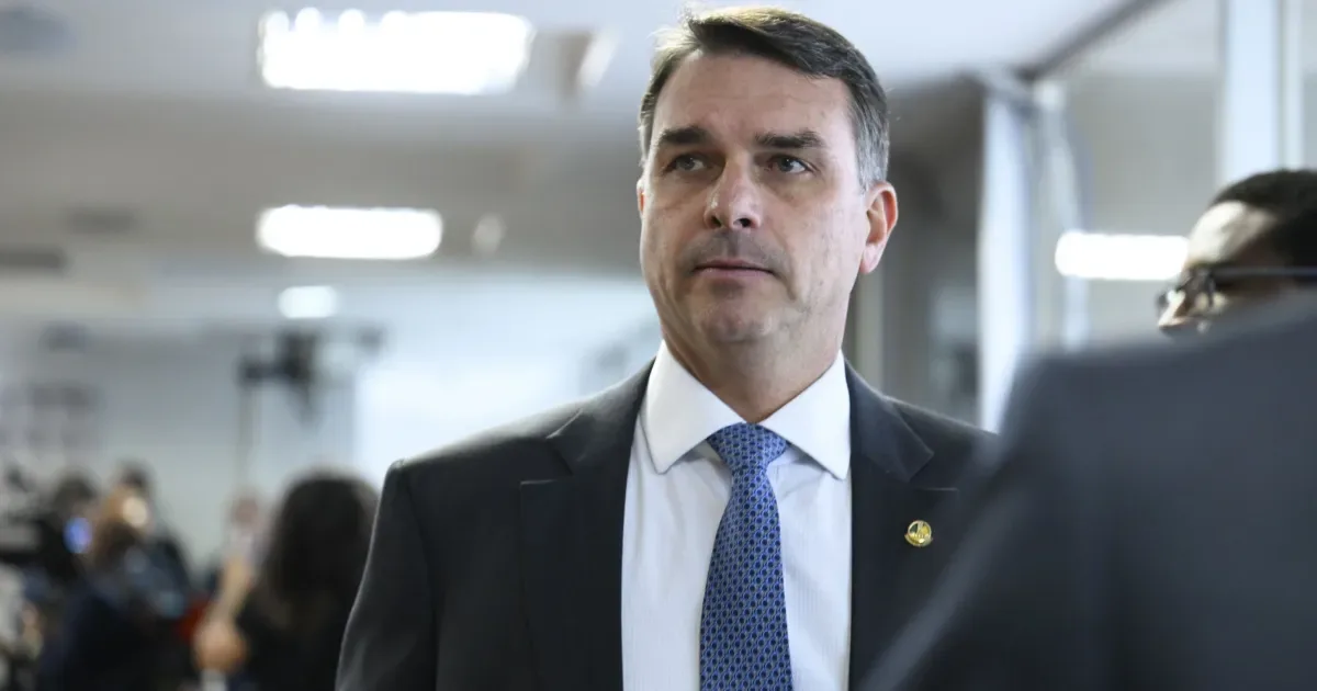 Governistas acionam PGR contra Flávio Bolsonaro por atuação nos EUA