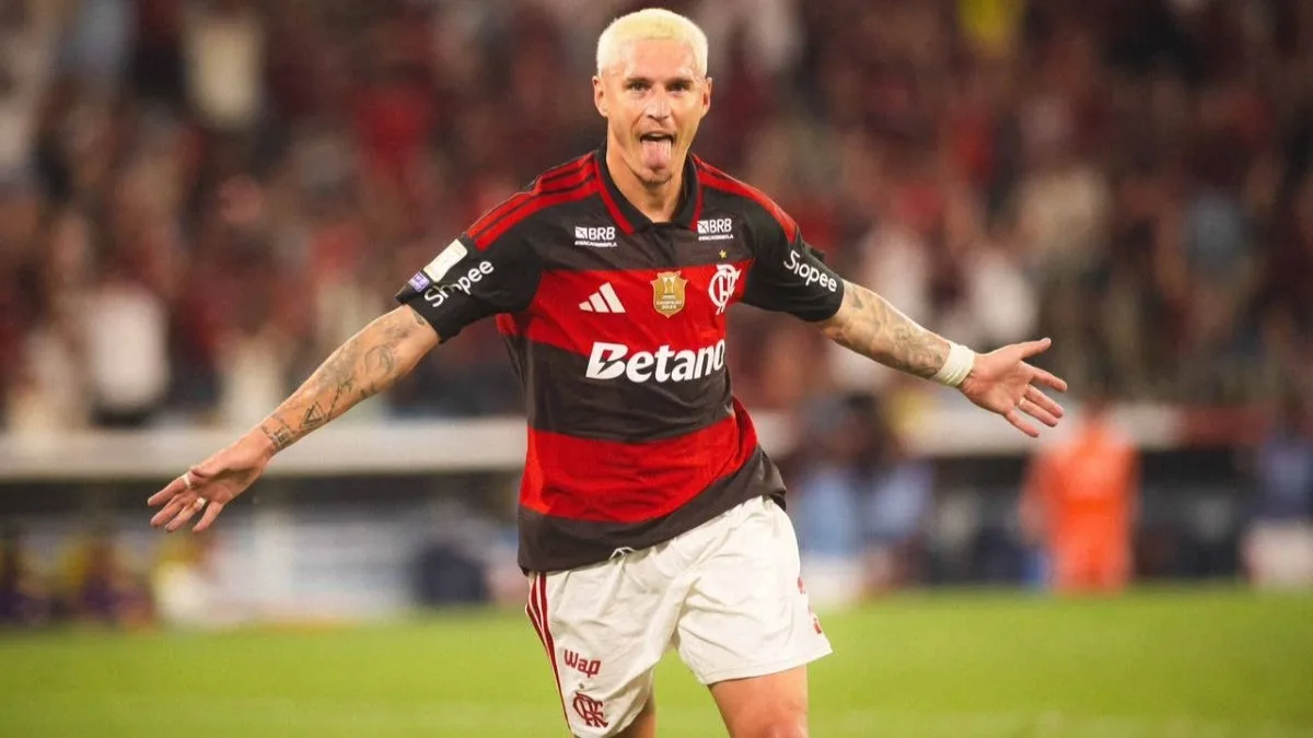 Varela lidera votação da torcida após vitória do Flamengo sobre o Bragantino