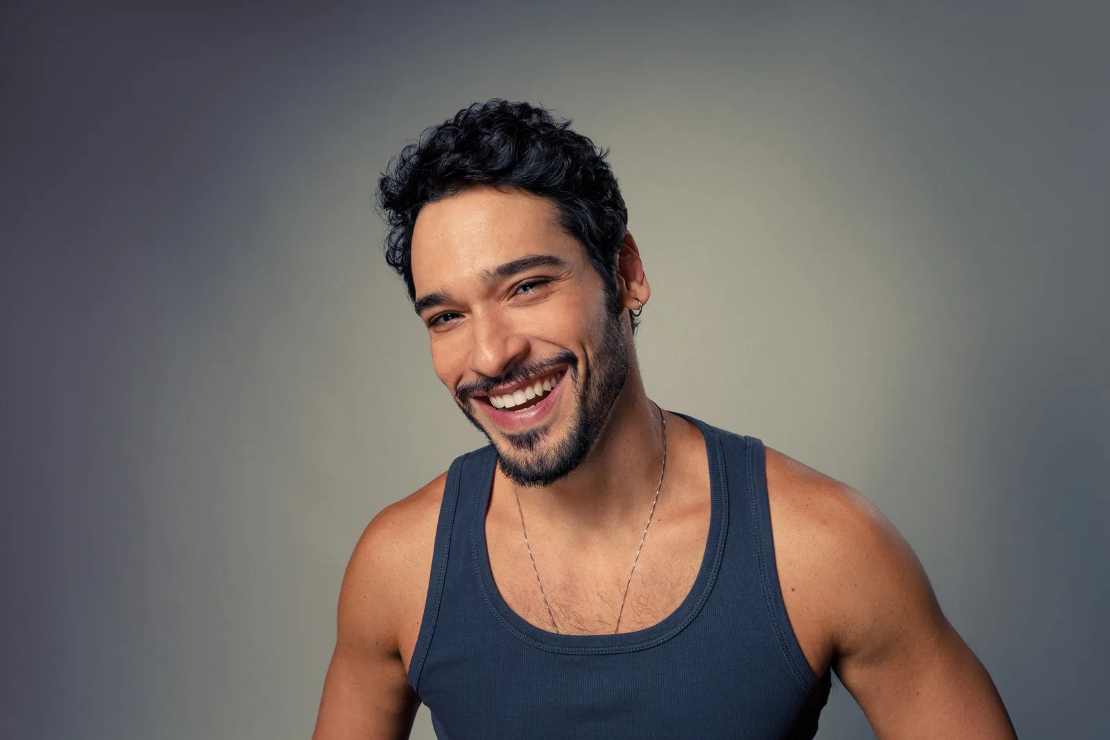 Bruno Fagundes interpreta ex-namorado da protagonista em novela vertical do Globoplay