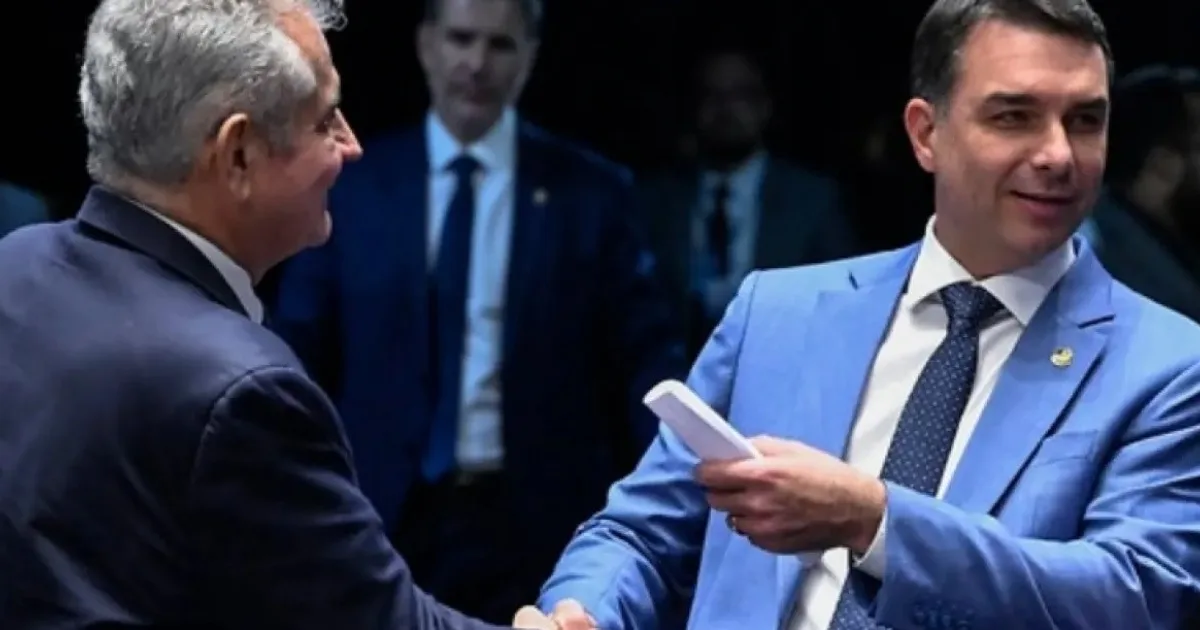 Site de Flávio Bolsonaro exclui João Roma e reconhece apenas Angelo Coronel como senador apoiado na Bahia; confira