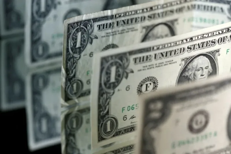 Dólar avança enquanto mercado acompanha decisões externas e eleições no Brasil
