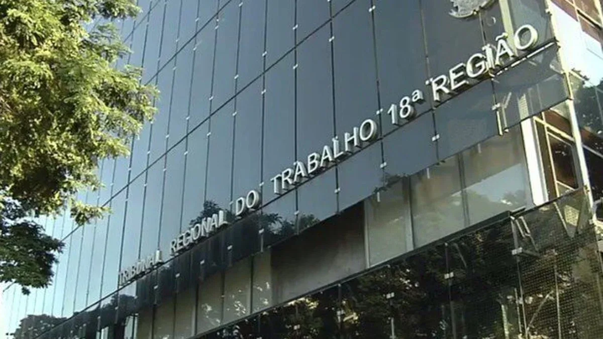 Empresa terá de indenizar funcionária após negar ajuste por prática adventista