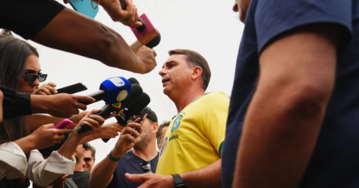 Em comício em Joinville, Flávio questiona aumento do Bolsa Família