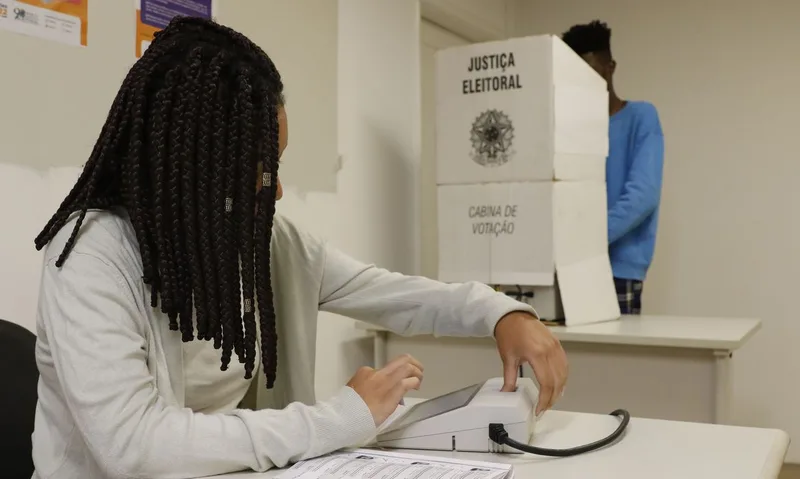 TRE-GO reúne perfil e benefícios dos mesários das Eleições 2026