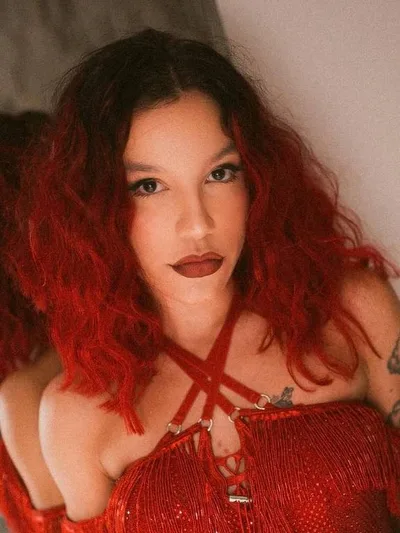 Priscilla Alcântara lança álbum independente com referências ao pop dos anos 2000