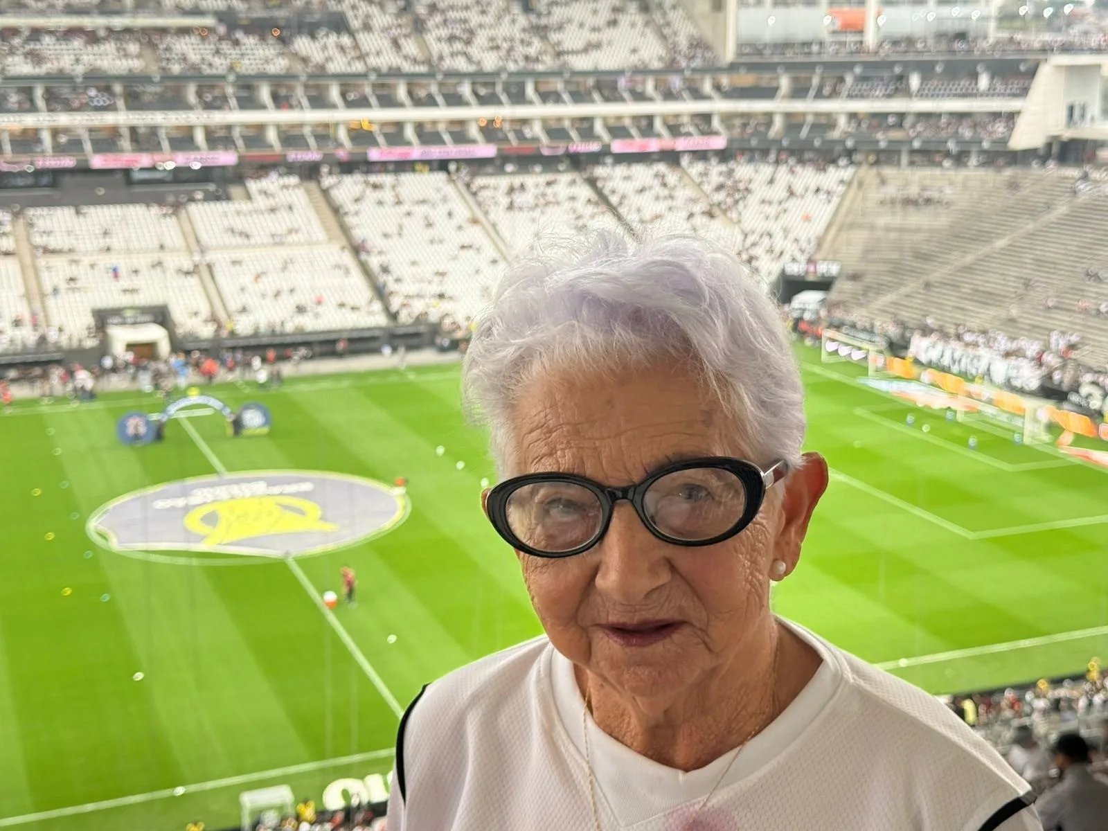 Aos 93 anos, torcedora acompanha primeiro jogo no estádio ao lado da família