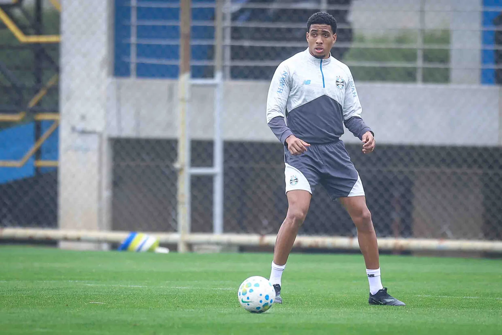 Grêmio e Vasco duelam neste sábado para escapar da zona de queda