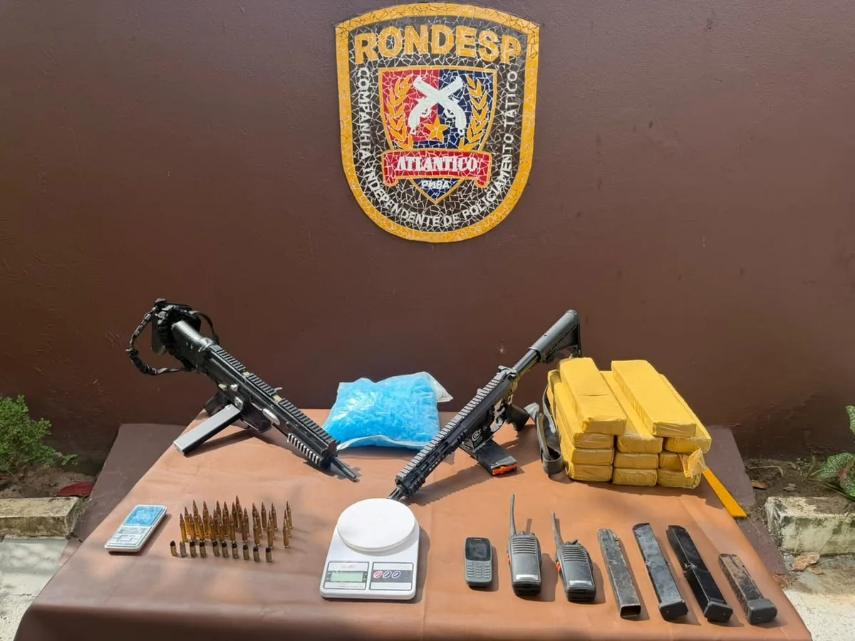 Polícia apreende fuzil, submetralhadora e drogas após troca de tiros