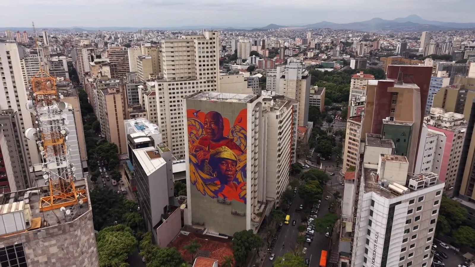 Mural de Milton Nascimento ocupa empena de edifício no centro de Belo Horizonte