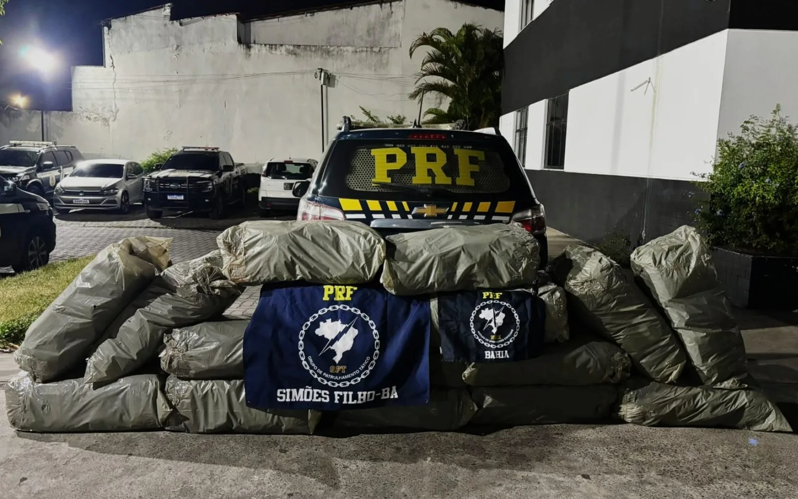 PRF apreende 96 quilos de maconha em picape na BR-324, em Feira de Santana