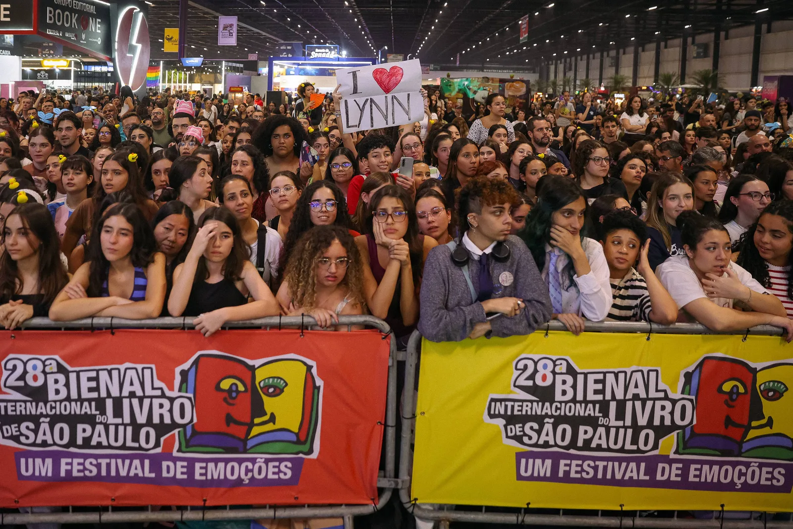 Chuva, filas e gritos marcam encontro de Lynn Painter na Bienal de São Paulo