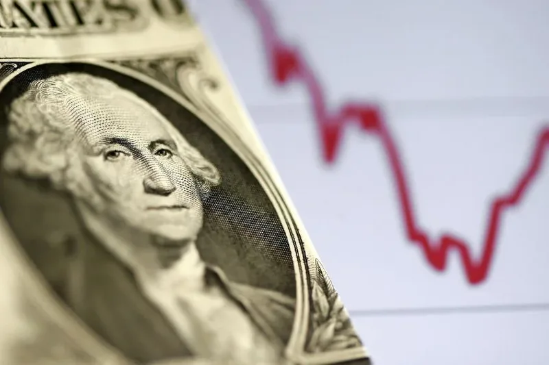 Dólar avança com atenção a inflação dos EUA e atuação do Banco Central