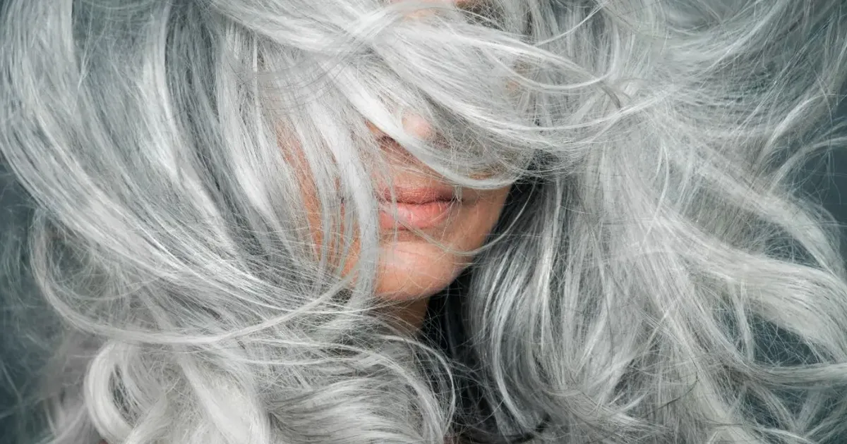Balayage greige suaviza a transição para cabelos grisalhos