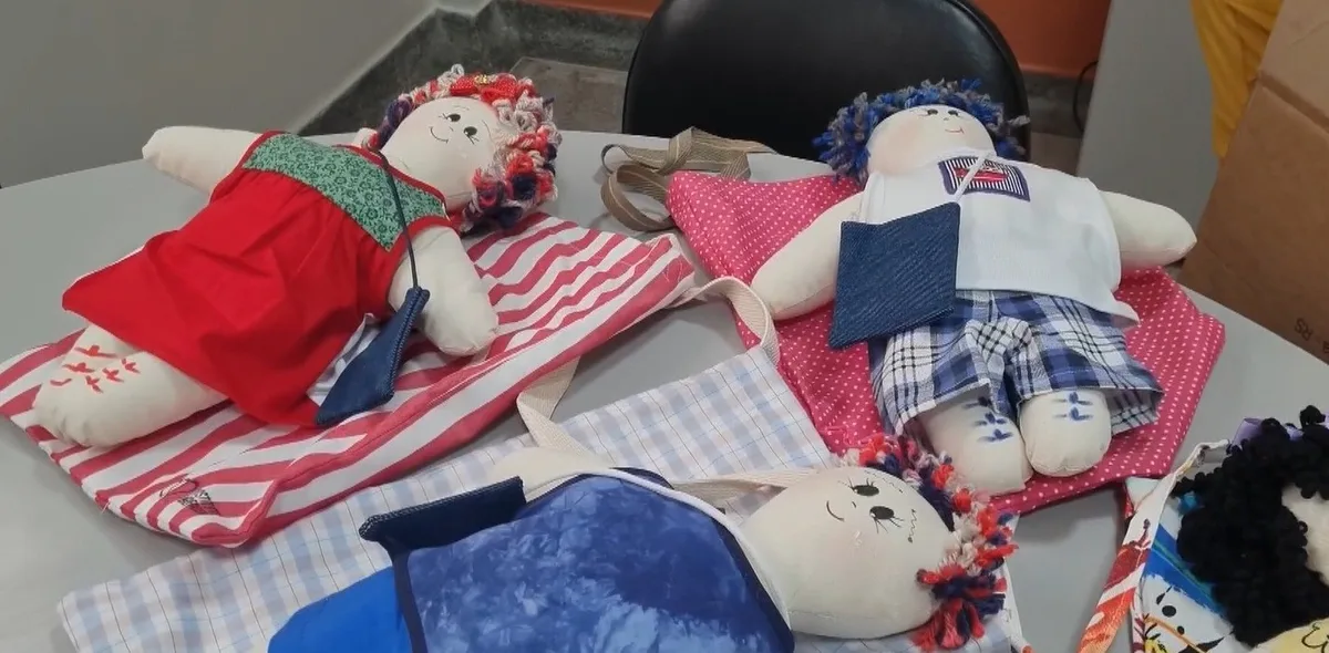Hospital de Itabuna usa bonecos para apoiar crianças em tratamentos pediátricos