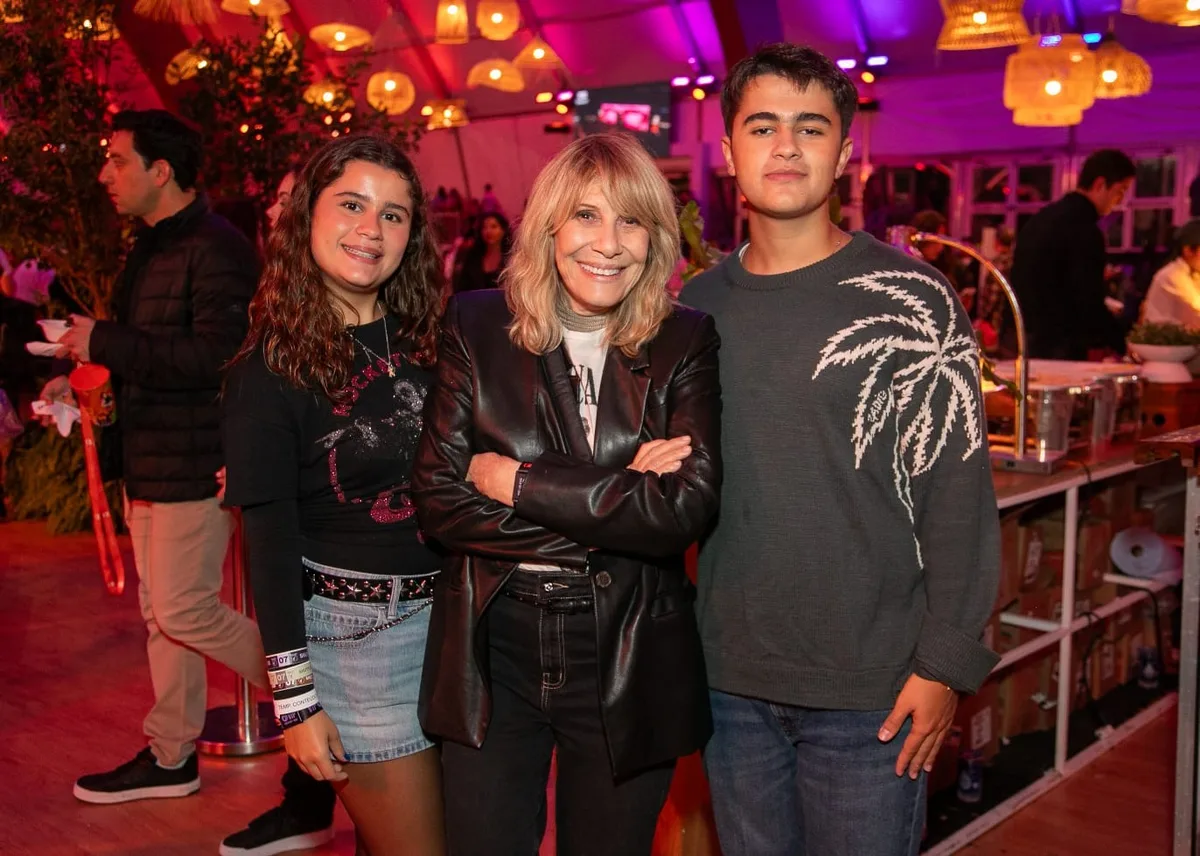 Renata Sorrah aparece ao lado dos netos durante noite de festival