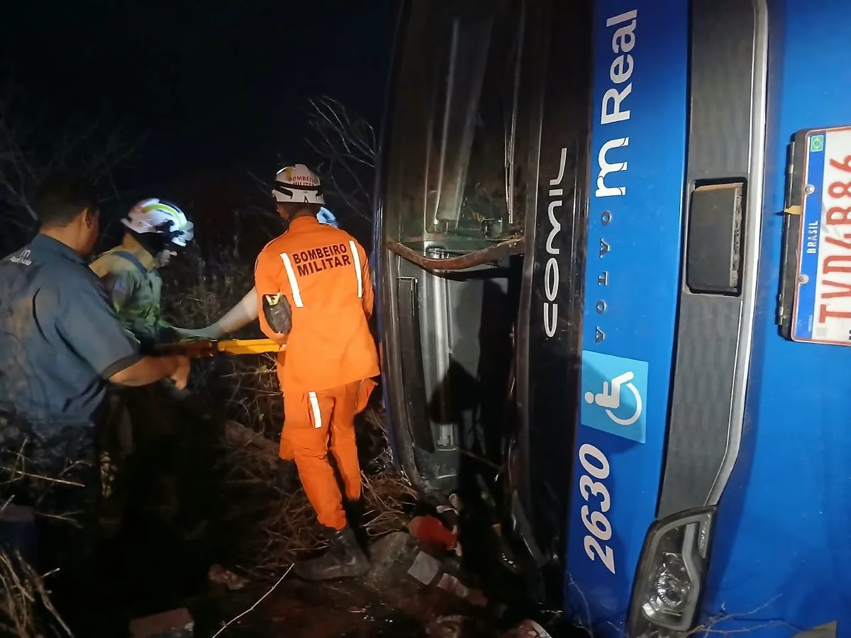 Acidente com ônibus na BR-122 deixa oito mortos e 12 feridos na Bahia