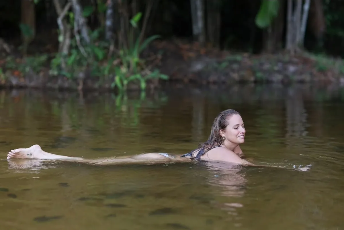 Mariana Belém compartilha fotos durante banho em igarapé do Xingu