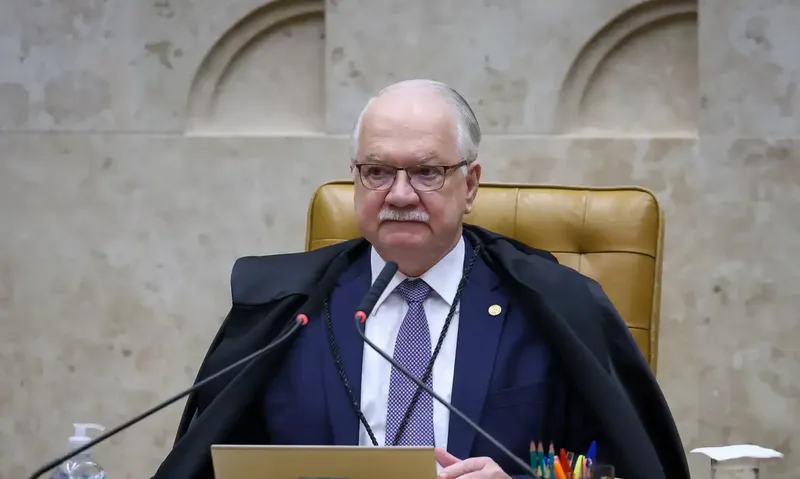 Fachin suspende afastamentos na PF e retira Moraes de inquérito