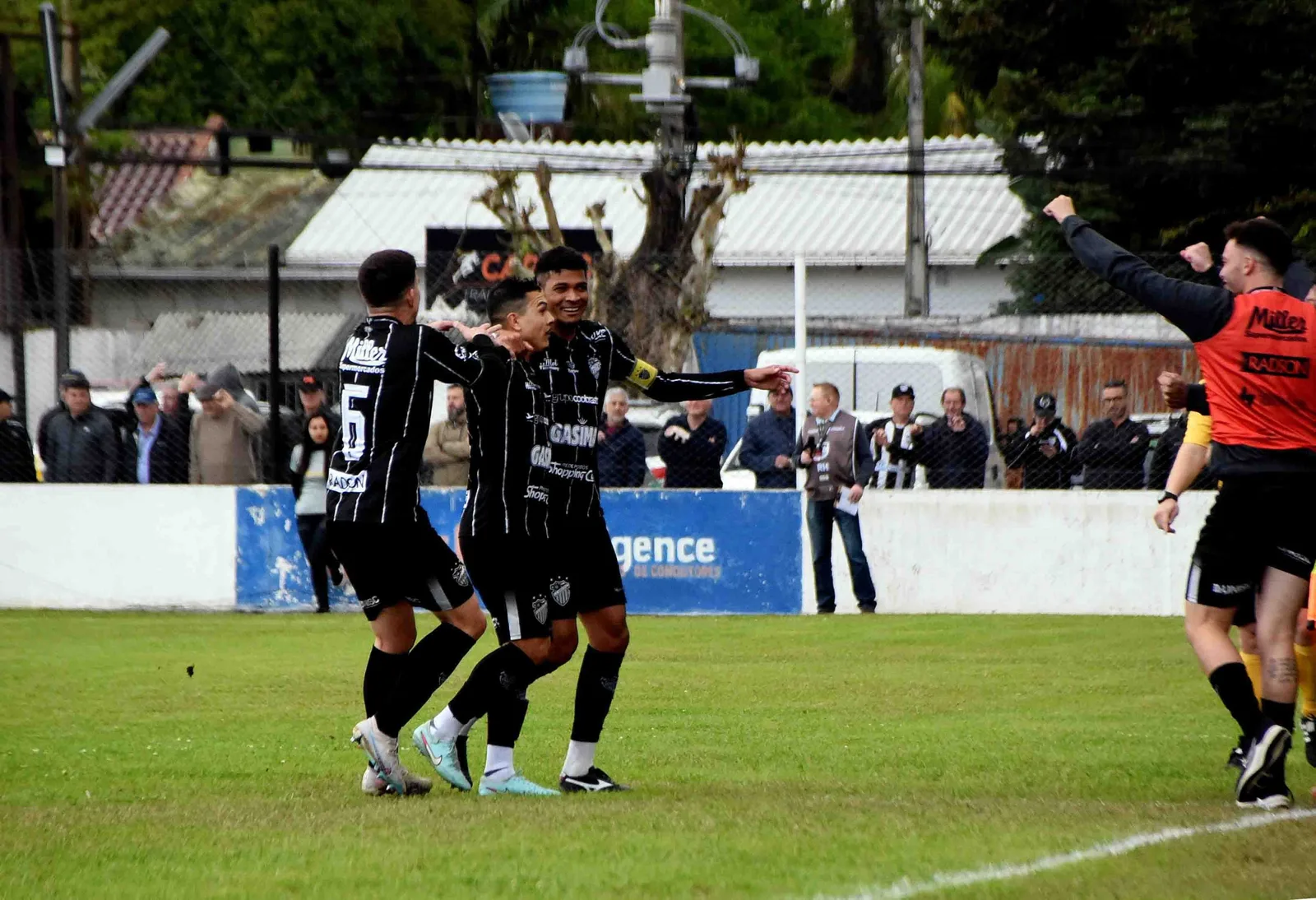 Santa Cruz encaminha classificação, enquanto Grêmio e Inter vivem momentos distintos