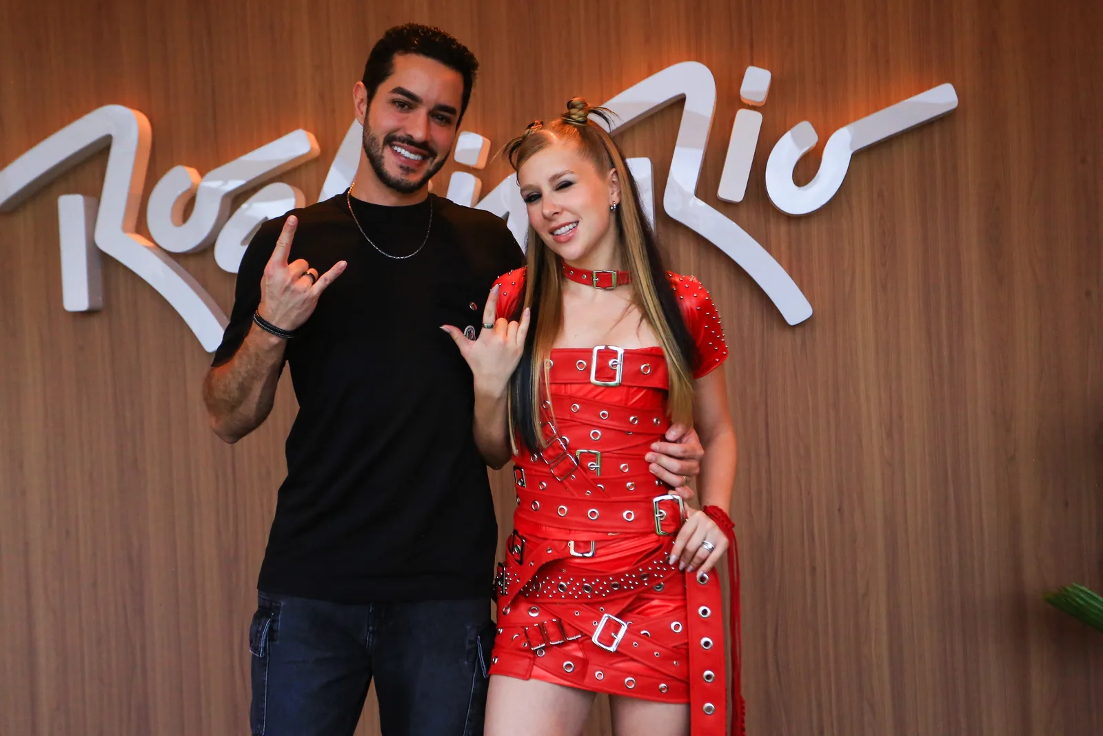 Cela Lopes nega gravidez e diz esperar pedido de casamento de João Brasio