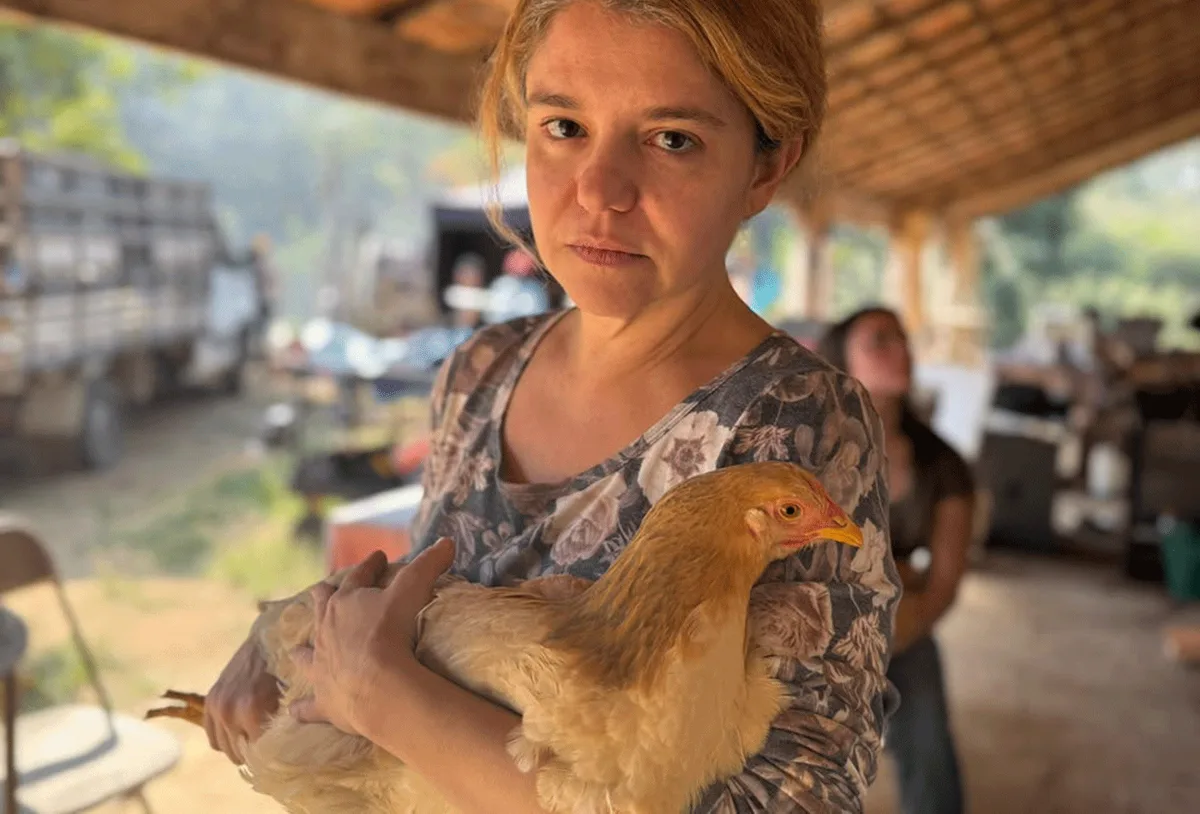 Erica Montanheiro enfrenta medo e passa o dia com galinha em set de filme